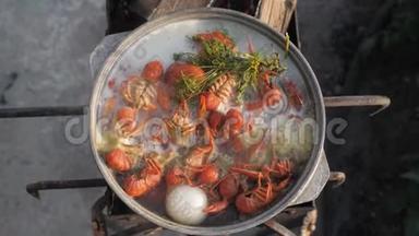小龙虾在水中用香料和草药烹饪。 热煮小龙虾。 龙虾特写.. 上景。